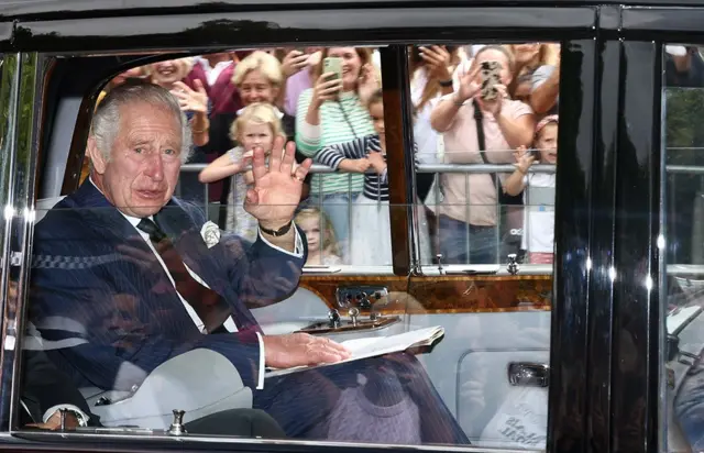 Boqor Charles III oo gaaray qasriga Buckingham