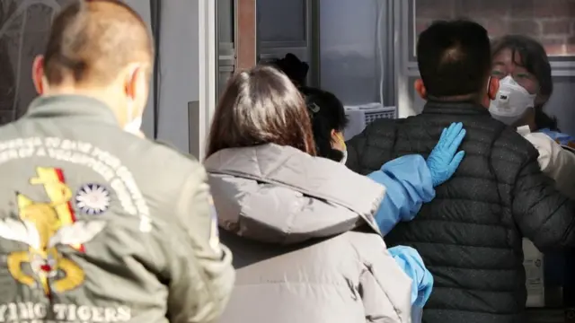 선별진료소에서 시민들이 검사를 기다리고 있다