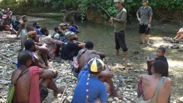 people dey siddon inside dirty