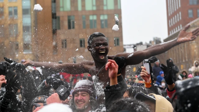 Un Sénégalais torse nu participe à une bataille de boules de neige dans la ville américaine de New York - samedi 29 janvier 2022.