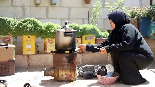 امرأة تطهو