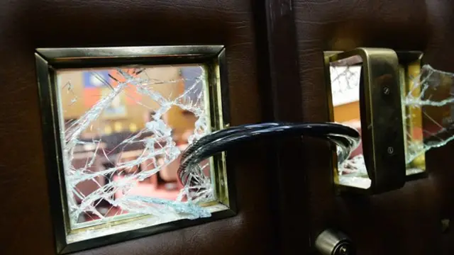 立法院5日召开临时会,时力5名立委在会议结束后击碎议场内各门锁,以铁链炼住,将门封死。