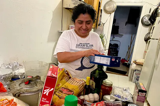 La mamá de Ana con productos del supermercado