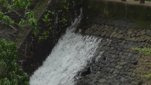 खेम धरणाला 25 ठिकाणी गळती लागली आहे.