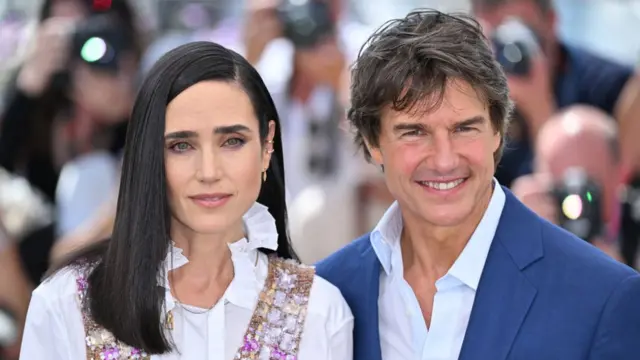 الممثل الأمريكي توم كروز والممثلة الأمريكية جينيفر كونيلي في صورة في مهرجان كان السينمائي السنوي الـ 75 في 18 مايو/أيار 2022