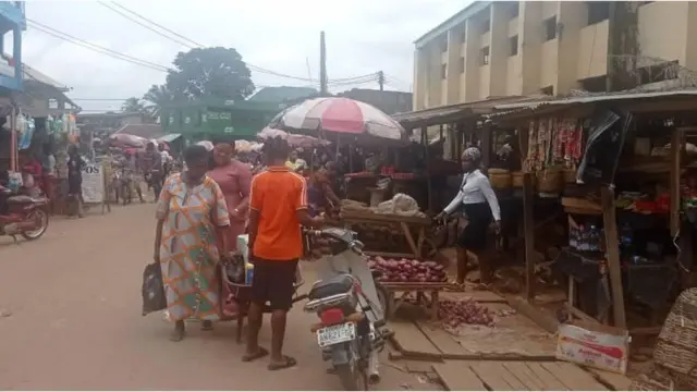 Traders dey go about dia normal business for South eastern Nigeria