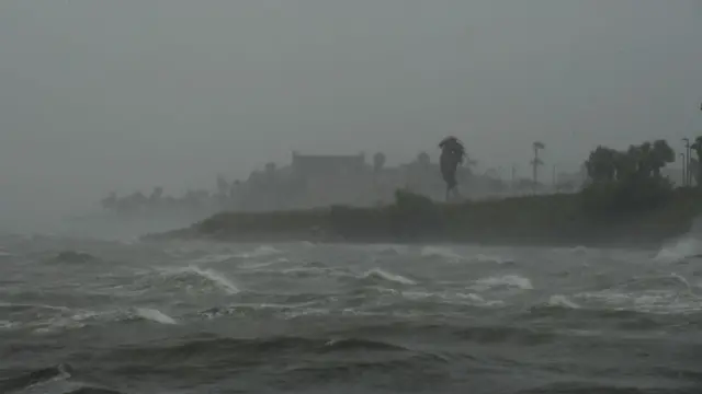 Fuertes vientos agitan el agua del mar en Corpus Christi
