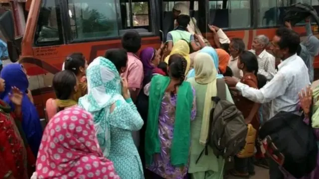 পাকিস্তানের কাশ্মীর সীমান্ত এলাকা থেকে স্থানীয় বাসিন্দারা চলে যাচ্ছেন