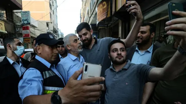 গাযা সিটিতে হামাসের শীর্ষ নেতা ইয়াহিয়া সিনওয়ারের সাথে সেলফি তুলছেন তার সমর্থকরা