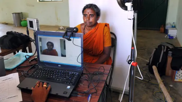 ఆధార్లో వివరాలు నమోదు చేసుకుంటున్న మహిళ