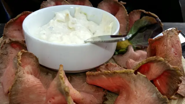 Росбиф на тарелке с соусом из хрена