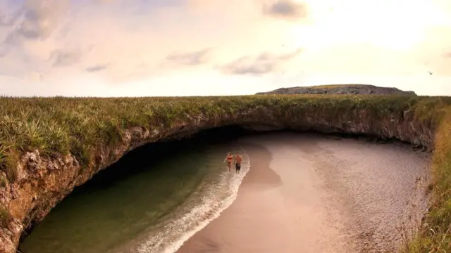 Добираться до Скрытого пляжа приходится по тоннелю длиной 24 метра