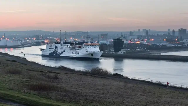 Паром Hrossey выходит из гавани Абердина