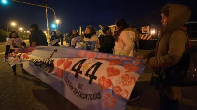 Familiares de los tripulantes se concentran ante la base naval de Mar de Plata.