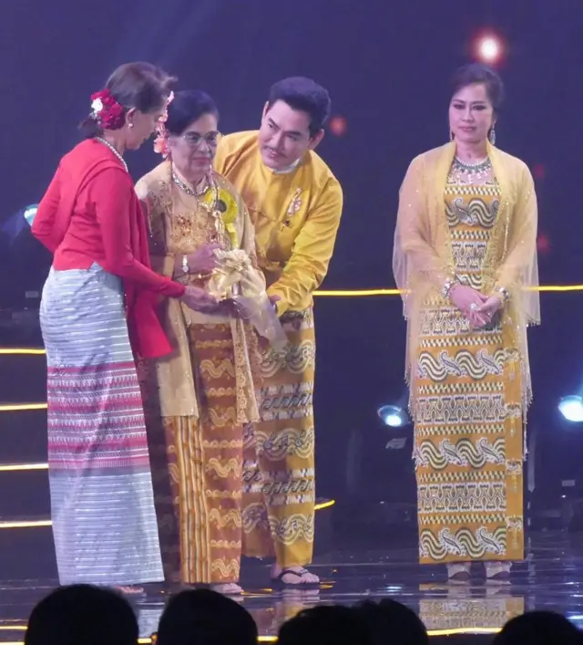 တစ်သက်တာရုပ်ရုင်ထူးချွန်ဆု ကို ဒေါ်မြင့်မြင်ခင် ကို ချီးမြုင့်ခဲ့ပါတယ်