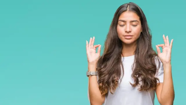 jovem meditando