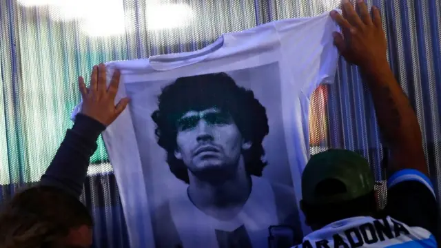 የማራዶና አድናቂዎች ሐዘናቸውን ሲገልጹ