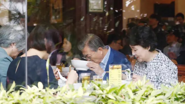 문재인 대통령 내외는 베트남 국빈방문 당시 베트남 하노이의 한 쌀국수 체인점을 방문했다