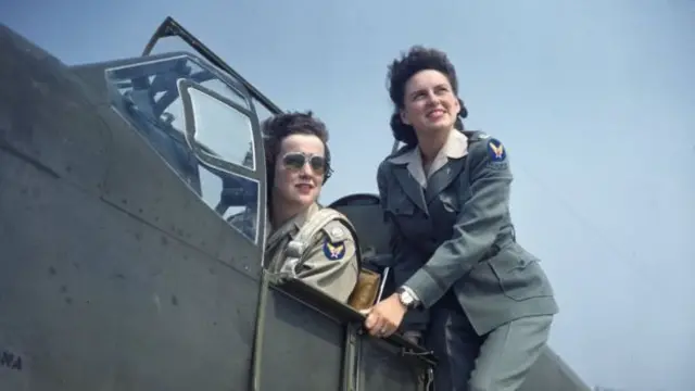 စစ်မှုရေးရာ စနစ်ကြီးတခုလုံးကိုက လူ့အဖွဲ့အစည်းအတွက် အဆိပ်အတောက် ဖြစ်နေတယ်ဆိုပြီး ဒါကို မလိုလားတဲ့ အမျိုးသမီးဝါဒီတွေလည်း ရှိနေ