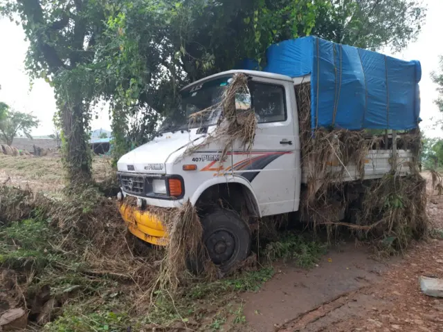 వరదలో కొట్టుకొచ్చిన వాహనం