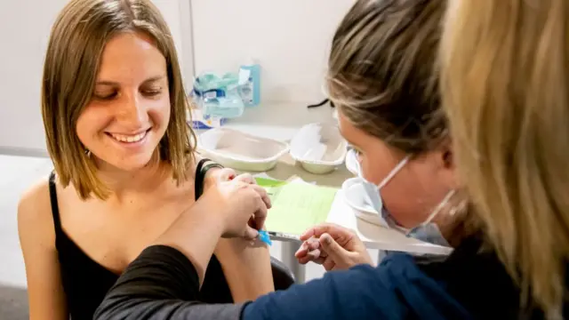 Дівчина щеплення