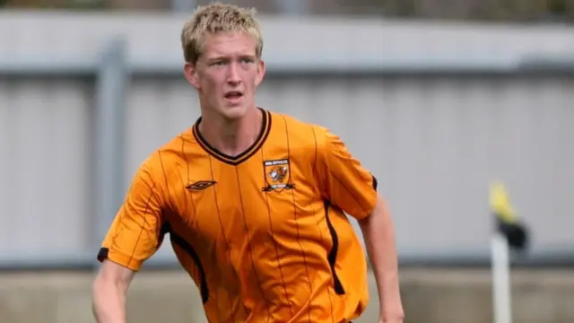 Dan Wilkinson jugando al fútbol.