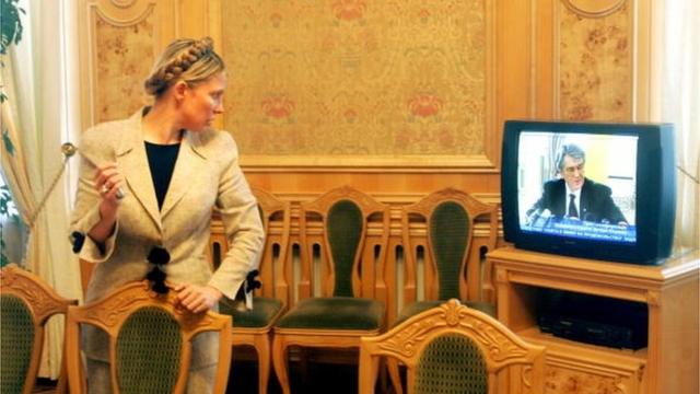 Экс-президент Ющенко советует Тимошенко обустроить свой быт, прежде чем браться за страну. Тимошенко говорит, что Ющенко стоит просить прощения у страны за приход к власти Януковича, против которого они вместе стояли на Майдане в 2004 году
