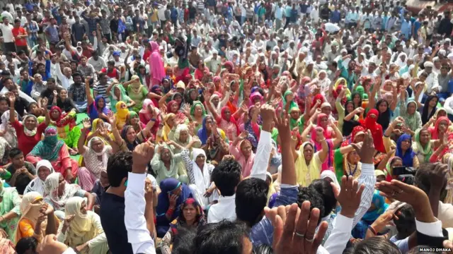 रोहतक में प्रदर्शन करतो लोग.