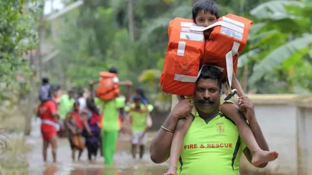 கேரளா வெள்ளம்: அவலநிலையை சொல்லும் புகைப்படங்கள்