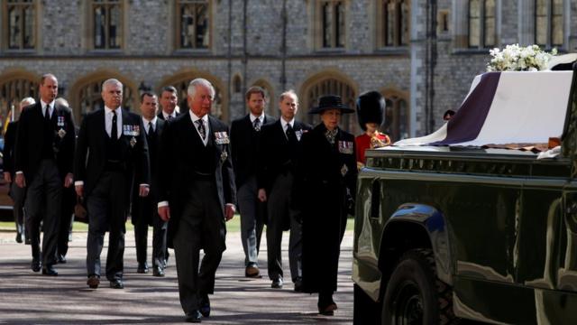 Príncipe Charles, a princesa Anne e membros da Família Real caminham atrás do carro fúnebre do duque no Castelo de Windsor