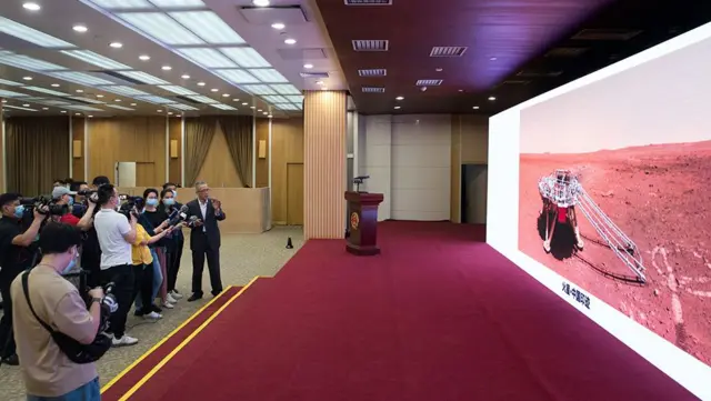 ژانگ در حال نشان دادن