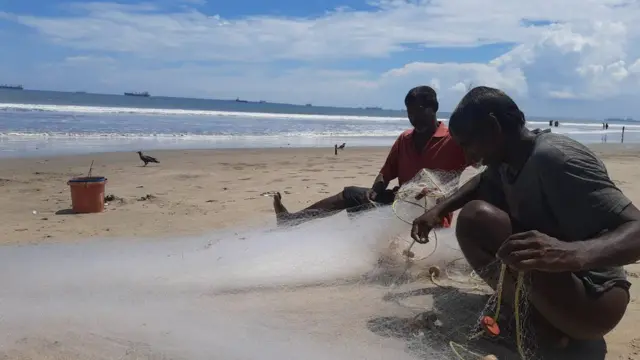 ఉప్పాడ తీరంలో మత్స్యకారులు