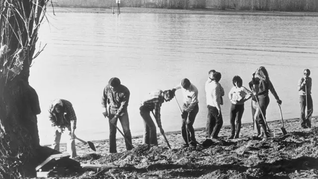 इंग्रम कुटुंबाला नदीकिनारी ज्या ठिकाणी पैसे सापडले तिथे खोदकाम करताना FBI एजंट्स