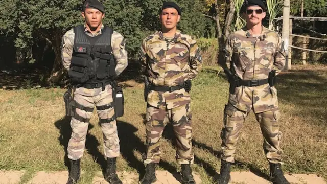 Major José Gabriel de Souza Júnior (centro) e capitão Cristiano Rocha (dir.) com outro policial