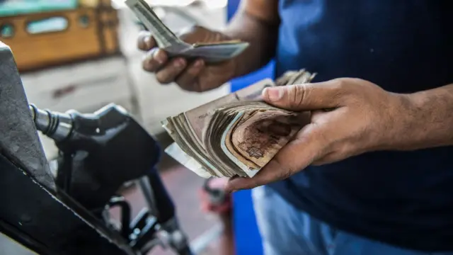 الزيادة المتواصلة في أسعار المحروقات تأتي ضمن خطة حكومية لرفع الدعم