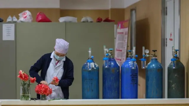 Một nữ y tá cắm hoa tại Bệnh viện Vũ Hán