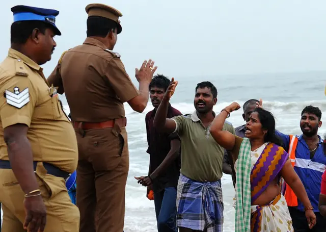 காவலரோடு விவாதம்