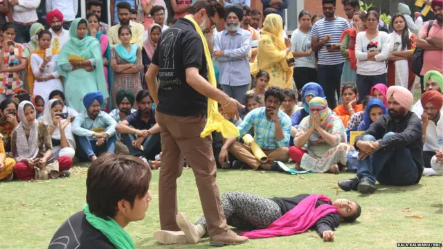 ਪੰਜਾਬੀ ਯੂਨੀਵਰਸਿਟੀ ਦੇ ਵਿਦਿਆਰਥੀ ਕਠੂਆ ਅਤੇ ਉਨਾਓ ਦੇ ਬਲਾਤਕਾਰਾਂ ਖਿਲਾਫ ਪ੍ਰਦਰਸ਼ਨ ਕਰਦੇ ਹੋਏ