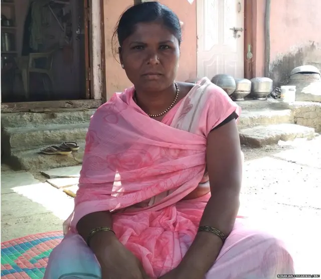 सुनिता या गवंडी कामावर जातात