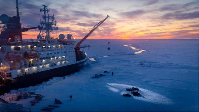 雖然有冰層斷裂和北極熊的不斷光顧，科學家依然在北極星號破冰船旁建立科考大本營。