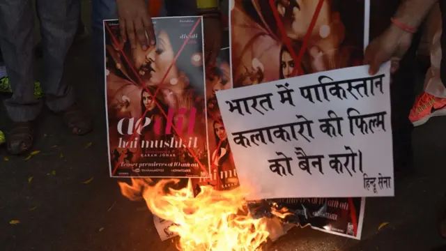 今年10月24日印度右翼民族主义活动人士在新德里烧毁印有巴基斯坦演员的印度电影海报以示不满。