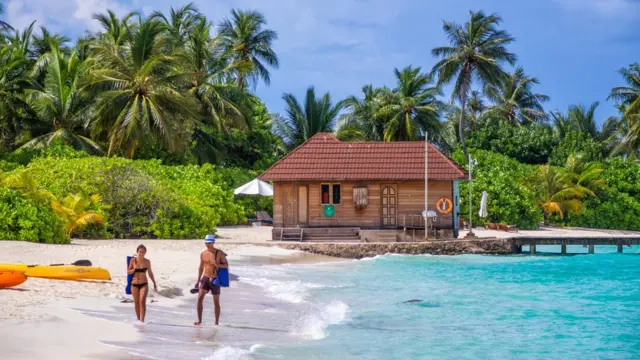 मालदीव के सफ़ेद रेत वाले ख़ूबसूरत तटों वाले द्वीपों पर हर साल दुनिया भर से लाखों पर्यटक आते हैं