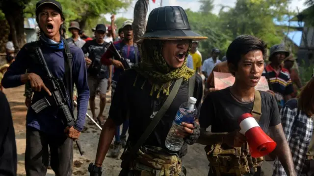 সেনা শাসনের বিরুদ্ধে বিক্ষোভ করছেন পিপলস ডিফেন্স ফোর্স (পিডিএফ) গেরিলা বাহিনীর ক'জন সদস্য।