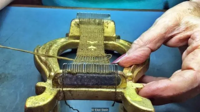 समुद्री रेशम से कपड़ा बुनतीं वीगो.