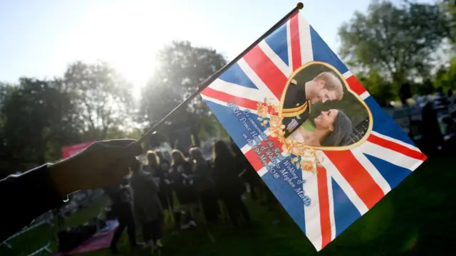 Bandera con foto de Harry y Meghan.