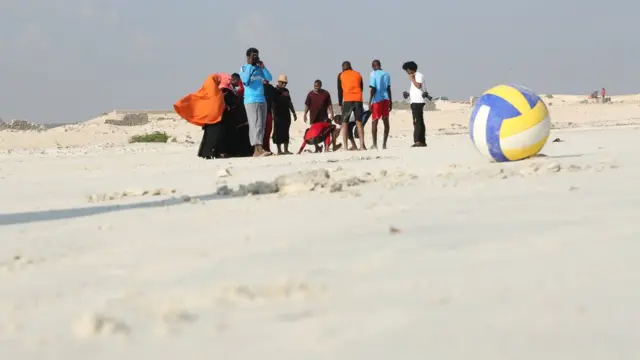 Waxay qaar ka mid ah ku ciyaaraan xeebta oo ay isku madadaaliyaan