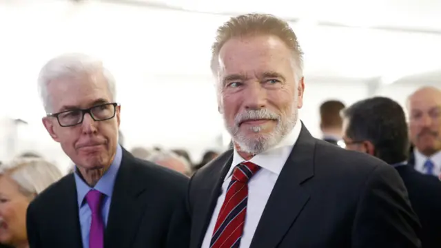 Gray Davis y Arnold Schwarzenegger en la investidura de Gavin Newsom.