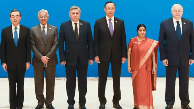 चीन में बैठक के दौरान भारतीय विदेश मंत्री सुषमा स्वराज