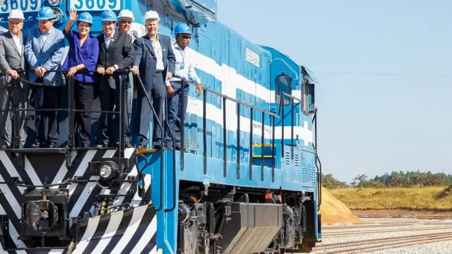 A então presidente Dilma Rousseff visita trecho da ferrovia Norte-Sulsuper spin slotsGoiás,super spin slots2014