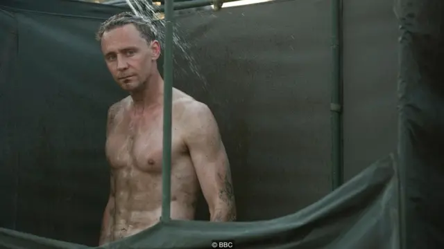 Pantat Tom Hiddleston disunting dalam versi AS serial The Night Manager.